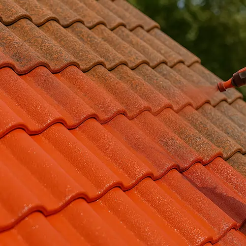 Application d'un hydrofuge coloré rouge sur toiture rénovée